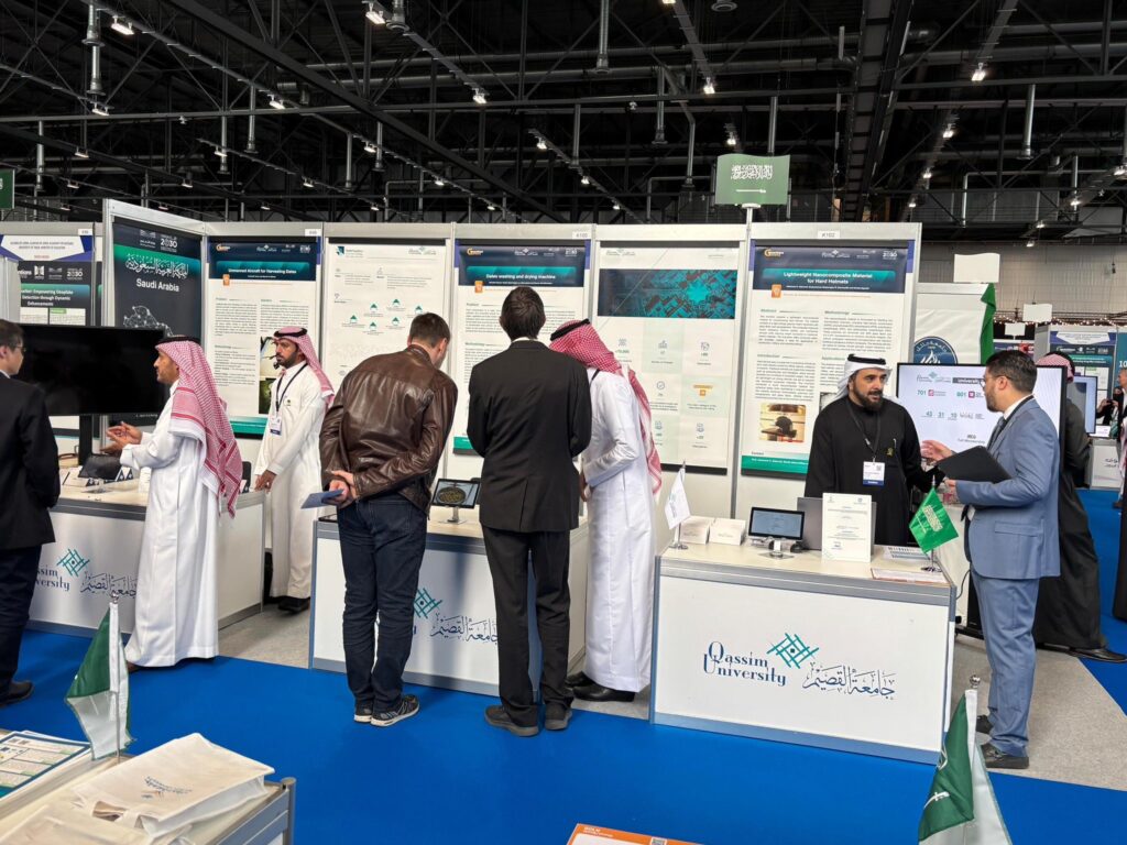 يتبادل الزوار النقاش والتفاعل في جناح جامعة القصيم خلال المعرض، حيث يظهر بعض الحاضرين بباس العمل الرسمي، حين يرتدين العنف أو الشماغوقال والبشت السعودي. وتزين الملصقات والبروشات أجنحة الجناح بإضاءة خلفية واضحة، بما في ذلك الطابعة المستقلة للجامعة.