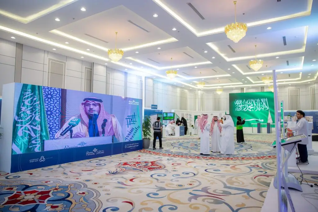 وأيضا مجموعة من الأشخاص تولي الزي السعودي الأصلي والذي يشمل الغترة أو الشماغ والعقال والبشت السعودي، فعاليةً في جامعة القصيم. ويتميز مكان باستراحة متميزة مزدانة بالثريات والسجاد المزخرف، كما تتوزع الأعلام السعودية والشاشات الكبيرة و المعرض التي تحصل على التوعية الوسادة والتثقيف بين الحضور.
