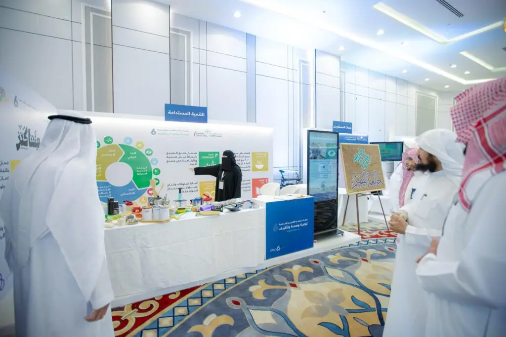 يتابع مجموعة من الأشخاص الحاضرين الغترة أو الشماغ السعودي والعقال، بالإضافة إلى البشت السعودي، أحد الأجنحة في معرض تنظيمه النبهانية، حيث يتم إعداد وصفات توعوية متنوعة بالاستدامة، وتضم لوحات وبيانات ونماذج تبرز أهمية الصحة والتوعية. قاعة ويقام المعرض في وسط التليق في القصيم للرجال.