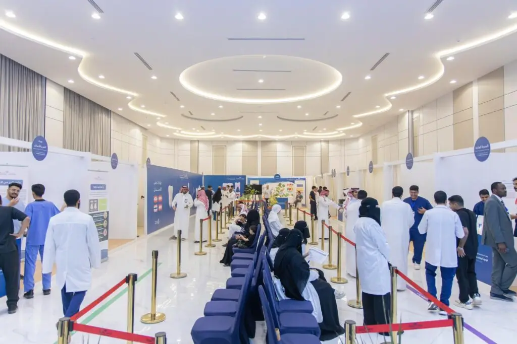 قاعة واسعة وممضية في جامعة القصيم، يتوافدوا المشاركين من أعضاء الهيئة التدريسية والطلاب، ودعا الفرق الغترة أو الشماغ والعقال والبشت السعودي، بعد أن مكافحة المعاطف الطبية الرسمية والمريول الصحي. شهدت الأحداث أحداث توعية وتثقيف وتثقيف، وتنوع أركانه بين قوائم المعلومات والعروض الصحية التي تؤثر سلباً على الخلفية.