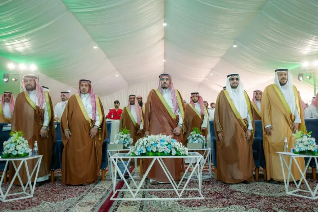 وقفة مجموعة من الرجال مرتدين الغترة أو الشماغ والعقال، أخذوا يعبرون البشت السعودي، خيمة مزينة بالستائر بيضاء وتنسيقات زهور وسجاد مزخرفة، وذلك خلال مراسم حضرها صاحب السمو أمير منطقة القصيم ضمن فعاليات حملة الجامعة الشاملة في محافظة النبهانية.
