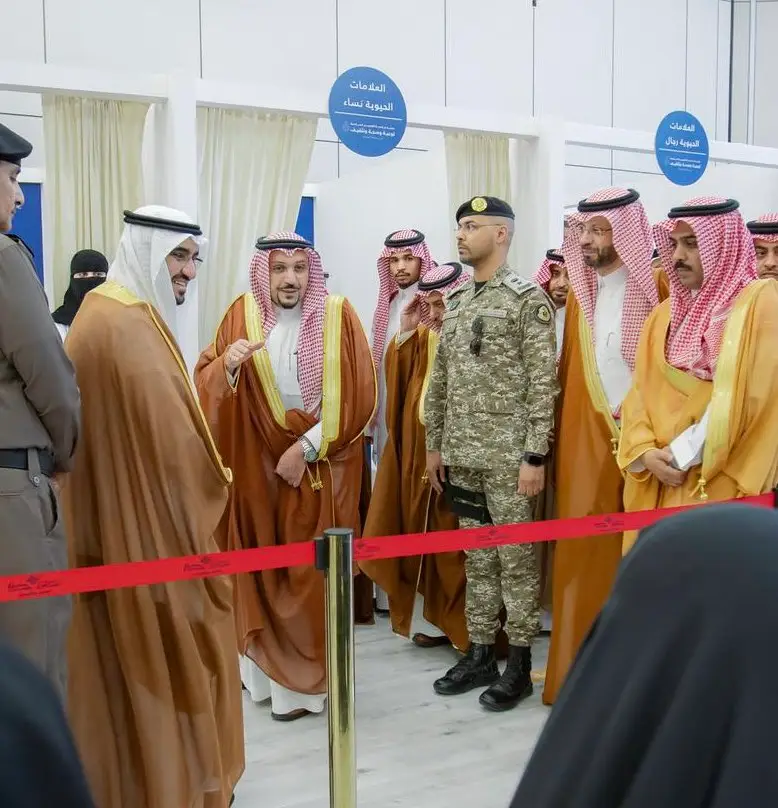 اتصل عدد من الرجال في مقر الحملة الجامعة الشاملة في النبهانية، لفت الانتباه والشماخ والعقال والبشت العسكري السعودي، إضافة إلى بعض الأشخاص بزيهم الرسمي. يظهر الجميع في كامل الملابس الداخلية، يفصل بينهم شريط أحمر مخصص للتنظيم، ويظهر في لوحات خلفية إرشادية زرقاء وأجنحة مخصصة لاستقبال الزوار.