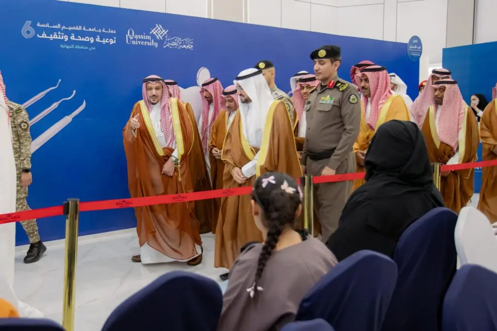 مجموعة من السعوديين، يتقدمهم أمير منطقة القصيم، تألق البشوت السعودية مع الشماغ والعقال والزي الرسمي، الاتصالون سوياً في إحدى الفعاليات المقامة داخل قاعة مغلقة أمام خلفية تحمل شعار جامعة القصيم. ويجري نقاش جماعي بينهم حول حملة الجامعة الشاملة للتوعية الوسادة، في حين يتابع الحضور من خلف فرق حبال الأحمر باهتمام وجدية.