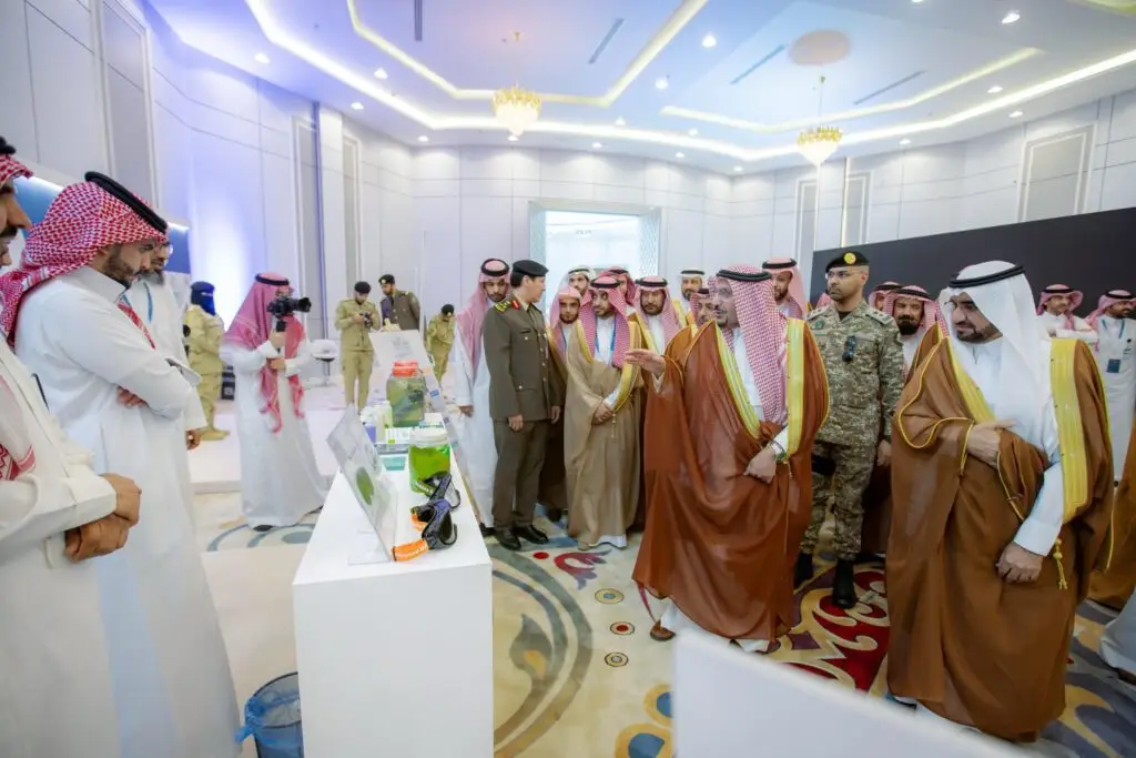 وسط إنارة حديثة وجدران وثلاثاء، انضم أمير القصيم إلى مجموعة من الرجال الحضور البشت السعودي والغترة أو الشماغ العسكري والعقال، إلى جانب عدد من بزيهم الرسمي، وذلك حول طاولة عرض في إحدى الفعاليات المقامة داخل جامعة القصيم.