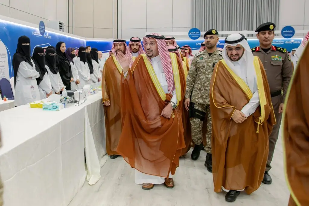 خلال المعركة الشاملة التي نظمتها جامعة القصيم، مر صاحب السمو أمير منطقة القصيم مرتدياً البشت السعودي والغترة والعقال، بجانب عدد من النساء القادمات ارتدين المعاطف الطبية المقنعة، وذلك بفضل عدد من الضباط والشرطة العسكرية. وقد يوجد في الموقع جداول متنوعة مستلزمات التوعية الصحية والجمعية الرائدة هناك.