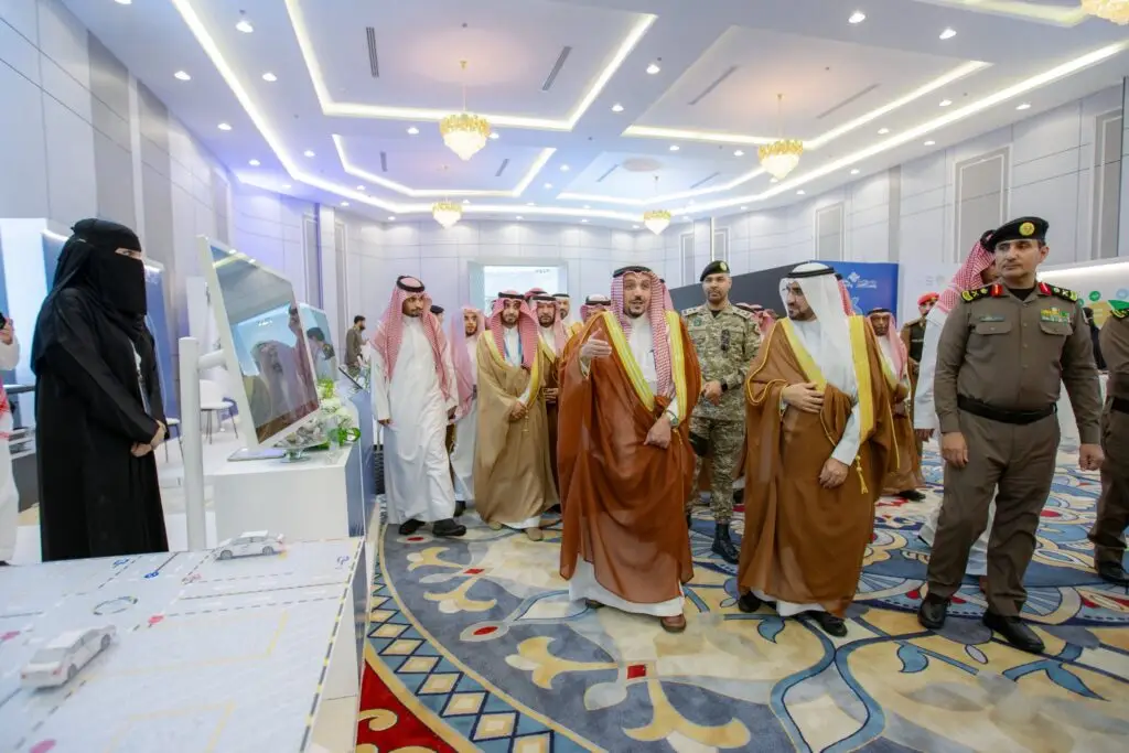 قام بزيارة رسمية من السعوديين، وتقدمهم صاحب السمو أمير منطقة القصيم، داخل قاعة المؤتمرات في أحد المعارض المقامة. وارتدى أعضاء انضموا للملابس الرسمية الستة في الغترة أو الشماغ والعقال والبشت السعودي بالإضافة إلى الزي العسكري. كما وقفت ملابس بيضاء إلى جانب طاولة عرض تتضمن مجسمات وخرائط فتاة لمبادرة "حملة الجامعة الشاملة في النبهانية" التابعة لجامعة القصيم.