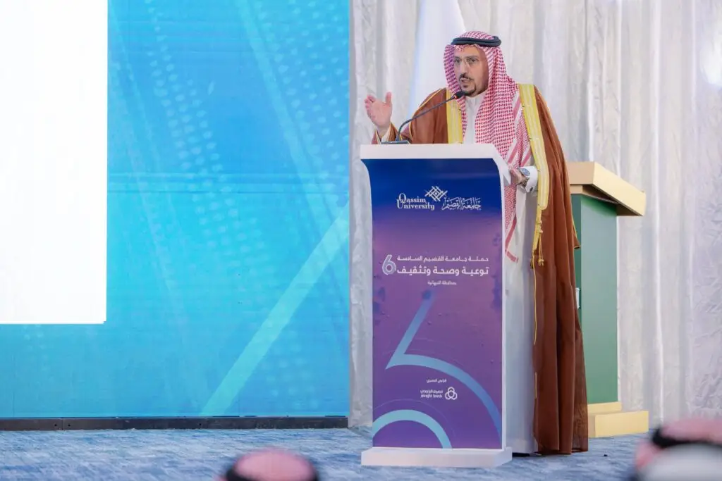 وقف رجل مرتدياً الغترة والعقال والبشت السعودي، مخاطباً الحضور من منصة الخطابة خلال فعاليات حملة الجامعة الشاملة في جامعة القصيم. لتحضيره ستارة ذات لون وشاشة عرض كبيرة، فيما تحمل شعارات الفعالية ونصوصاً باللغة العربية تشير إلى منطقة أمير القصيم.