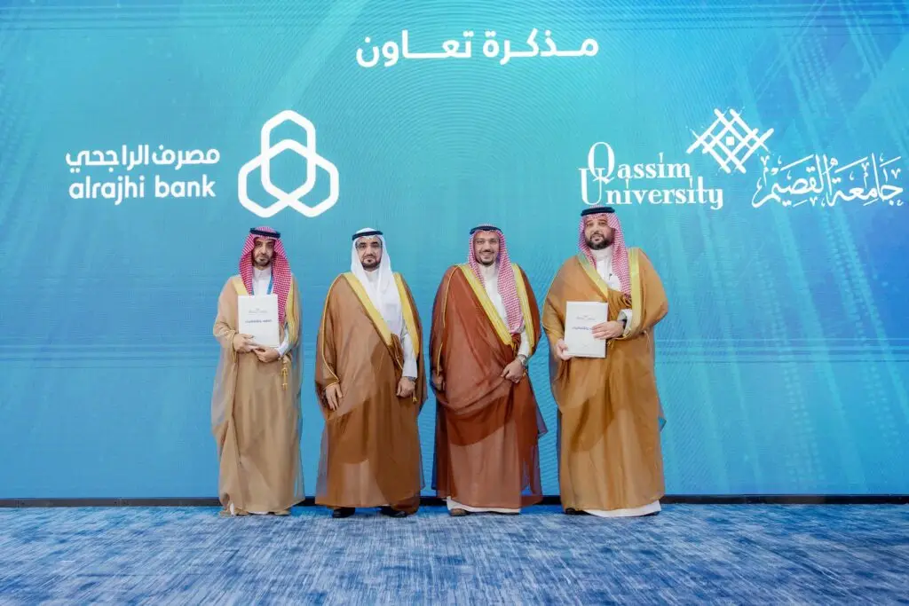 اتصل بأربعة رجال اضن زياً سعودياً رسمياً يشمل الغترة أو لجنة الشماغ والعقال، ويرتدي الفرق البشت السعودي، وذلك وذلك على منصة أمام خلفية زرقاء تحمل شعاري مصرف الراجحي وجامعة القصيم مع نصوص عربية. وأشار ذلك ضمن فعاليات الحملة الجامعة الشاملة التي أُقيمت بحضور سمو أمير منطقة القصيم بمحافظة النبهانية.
