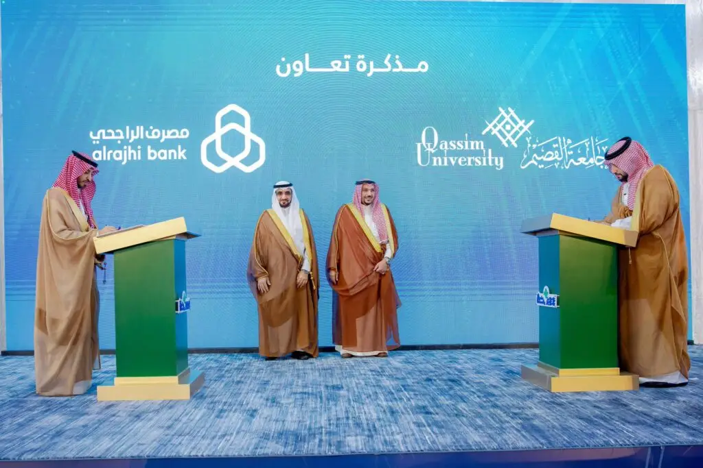 الرجال يحضرون الغترة أو الشماغ مع العقال والبشت السعودي في أربعة مراسم توقيع رسمي على المنصة، برفقة صاحب السمو أمير منطقة القصيم. لأخذ خلفهم شعارات مصرف الراجحي وجامعة القصيم على خلفية زرقاء، في إطار الحملة الجامعية الشاملة لتعزيز التوعية الوسادة.