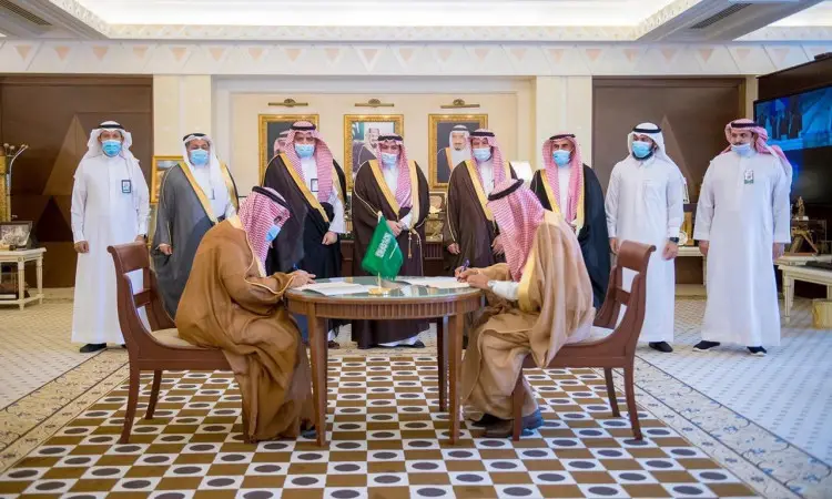 حضر عدد من الرجال مرتدين الغترة أو الشماغ السعودي مع العقال والبشت السعودي، متابعة مراسم توقيع شراكة السيدات بين رجلين يجلسان إلى طاولة مستديرة تعلوها راية المملكة العربية السعودية، وذلك في قاعة فخمة في القصيم القصيم القصيم.