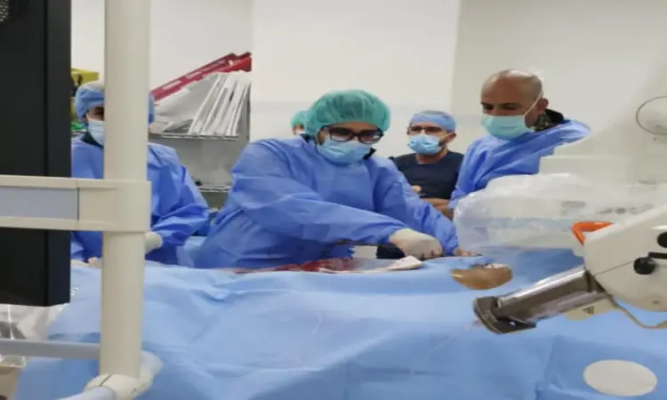 يقوم فريق طبي من جامعة القصيم بالإعدام بتنفيذ عملية رئوي، حيث يظهر أعضاء مرتدين البشت السعودي فوق زيهم الطبي الحديث، ويضعون الغترة والعقال كتعبير عن الهوية السعودية، ويعمل باحترافية حول مريض مستلقٍ على طاولة العمليات ومحاط بالأجهزة الطبية.