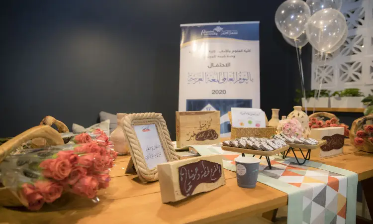 تم عرض طاولة مزينة في إحدى فعاليات جامعة القصيم بمناسبة اليوم العالمي للغة العربية دخولاً وحلوى فناجين القهوة، إلى جانب لوحات تحمل عبارات بالخط العربي الأصيل. المكان، تدبير النوم لعام 2020 مزيّنة بالبالونات والشعارات تسلط الضوء على أهمية التوعية باللغة العربية. ويضفي حضورا من أعضاء هيئة التدريس وأعضاء هيئة التدريس مرتدين الغترة أو الشماغ السعودي مع العقال والبشت السعودي جوايا أعلنوا رسميا عن اعتماد الجامعة لهذا الإرث الثقافي العريق.