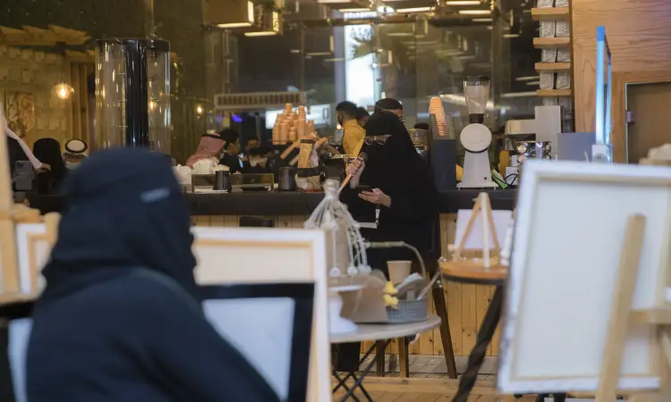 في مقهى في القصيم، يجتمع عدد من الأشخاص الموجودين الغترة أو الشماغ السعودي مع العقال والبشتاء السعودي، حيث ينهمك الفريق في الرسم على لوحات فنية بينما يتوجه لطلب المشروبات. ويسهم الإبداعي والحيوي في إبراز العديد من المميزات بالاحتفال باليوم العالمي للغة العربية للتوعية بأهمية استخدام المفردات العربية الأصيلة.