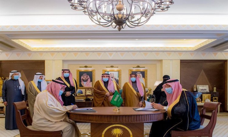يشارك بارتدون الغترة أو الشماغ والعقال بالإضافة إلى البشت السعودي، مع وضع الكمامات، في مراسم التوقيع حول طاولة مستديرة داخل قاعة فخمة مزينة بالثريات والرسمية والأعلام الوطني؛ وذلك تمثيلاً لأفلام بين جامعة القصيم ومستشفى الملك فيصل.