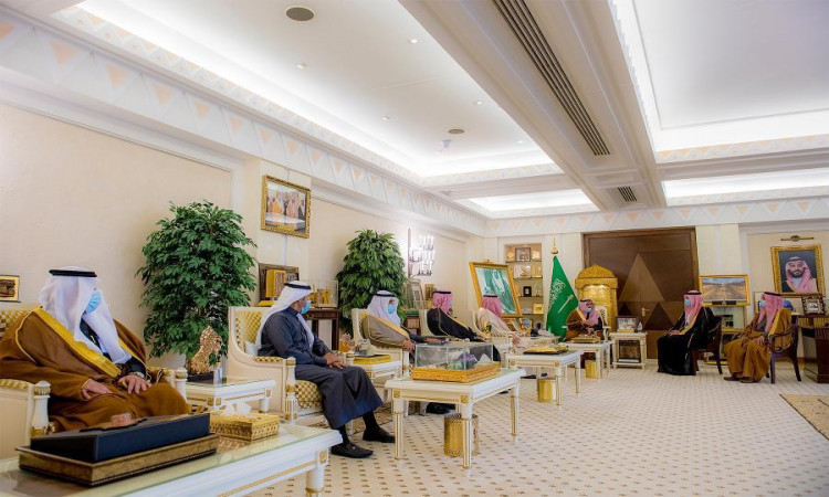 يجتمعون مجموعة من الرجال الحاضرين الغترة أو الشماغ السعودي مع العقال والبشت السعودي، يجلسون متباعدين على كراسٍ فاخرة في قاعة رحبة ومضيئة في القصيم، تزيّنها الديكورات الذهبية ولوحات فنية بالإضافة إلى علم المملكة العربية السعودية، في سيرة يعكس طابعًا يدل على اجتماع أو صداقة للأطفال.