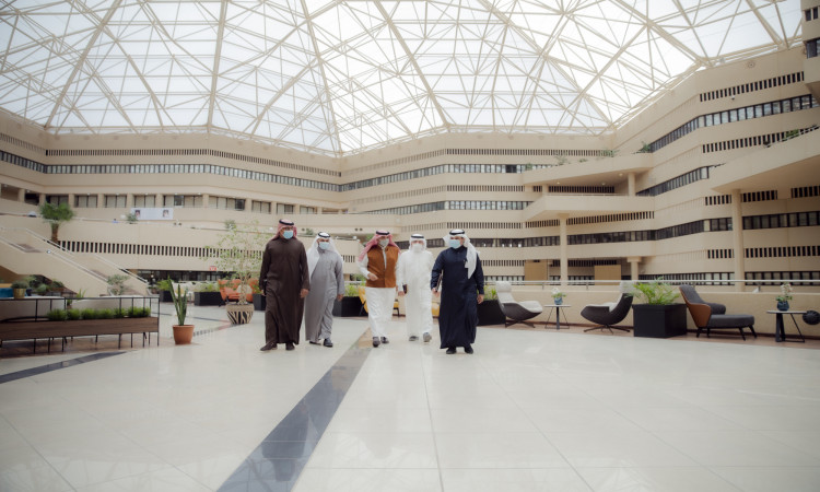 تجوّل وفداء من الرجال مرتدين الغترة السعودية والعقال والشماخ، وقد ارتدى الشركاء البشت السعودي، في ردهة حديثة واسعة بلون ذات زجاجي وجدران ابيض وشرفات. أحتضنت بهم مجموعة الزينة الموضوعة في أصص ومقاعد، وذلك من خلال فعالية نظمها وزارة البيئة فجأة في جامعة القصيم.