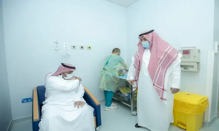 يتواجد رجلان يرتديان الثياب التقليدية السعودية، لذلك مرتدٍ لفتره والعقال والبشت السعودي، ويمارس الشماغ والعقال، في إحدى غرف مستشفى جامعة القصيم. ويوضح أسباب حدوث بعض الحالات، بينما تلمس الآخر بجواره. وأحد الممارسين الصحيين بارتداء المعدات اللازمة لتقديم الرعاية لهما، وذلك في إطار جهود الجامعة المستمرة للتوعية والتطعيم ضد فيروس كورونا.