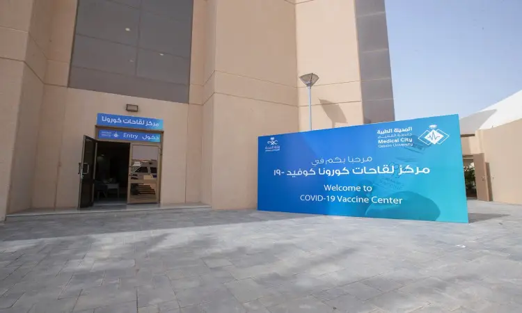 مدخل أساسيات كوفيد-19 في مستشفى جامعة القصيم، حيث أوضحت كبيرة باللغتين العربية والإنجليزية أمام مبنى التصميم الجديد وأبواب تحمل عبارة "الدخول". يتوافد المراجعون من طلاب وأعضاء الهيئة التدريسية عدد من الزائرين مرتدين الغترة أو الشماغ والعقال والبشت السعودي، يصلون إلى الصفر فيروس كورونا في بيئة تنظيمية تليق بمكانة جامعة القصيم.