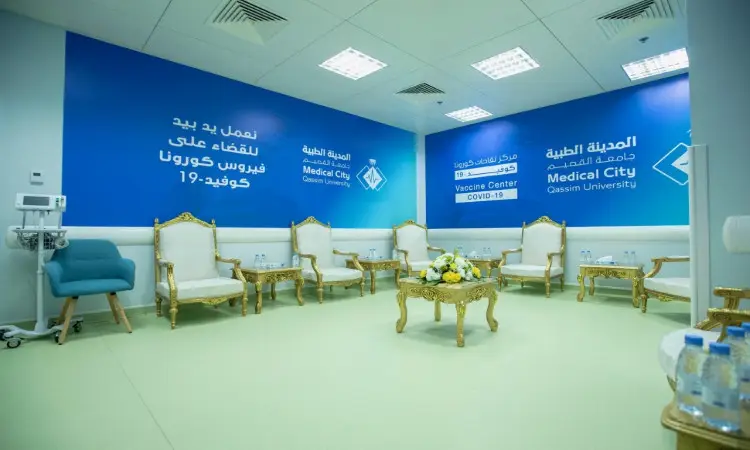 تتميز بتخصيص خاص للتطعيم في مستشفى جامعة القصيم بأجواء، حيث توزع كراسٍ باللون الأبيض فقط، مع وجود طاولات مزينة بالزهور الطبيعية. تواجد على الجانب الأيمن من الأجهزة الطبية الحديثة، بينما تزين الجدران باللون الأزرق لوحات تعريفية حول مركز استقبال فيروس كورونا المستجد لجامعة القصيم، مكتوبة باللغتين العربية والإنجليزية. ارتدى المرتادون البشت السعودي مع الغترة أو الشماغ والعقال في مشهد يشرف بكوادر طبية محترفة ضمن احترام الأصالة والرقي الوطني للجامعة.