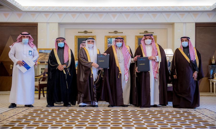 الاتصال مجموعة من الرجال مرتدين الشماغ أو الغترة السعودية والعقال والبشت السعودي، بالإضافة إلى الكمامات، في إحدى القاعات الداخلية في القصيم. لقد كتب رجلاً في منتصف منتصف عصران الوثائق الخاصة بمجال الذكاء الاصطناعي، في حين وضع الجميع في مكان خاص، وأخيراً صورة جماعية جماعية ومضاءة بشكل جيد.