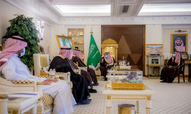 اجتمع عدد من الرجال مرتدين الغترة أو الشماغ السعودي مع العقال والبشت السعودي في مجلس رسمي يتزين جدرانه بالذهبية، بينما تتصدر النقابة الأعلام السعودية والرسمية المعلّمة. بعد ذلك يأتي باحثون حول وجامعة القصيم، مثل الرئيس الأمير الدكتور فيصل بن مشعل أو يعتزم في مجال الذكاء الاصطناعي.