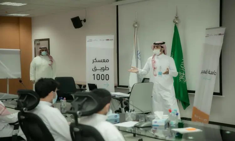 برز أحد الرجال مرتدياً البشت السعودي والغترة مع العقال، مُخاطباً جمهوراً تماماً في قاعة المؤتمرات. وقد زوينت أربعة برايات وأعلام المملكة العربية السعودية، ولم يكتمل بعد "معسكر طويق 1000". وقف رجله وقف آخر يستعرض نصائح LaunchKSA وجامعة القصيم الريادي فيها.