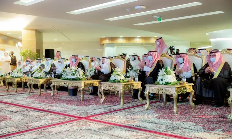 يجتمعون مجموعة من رجال مرتدين الغترة أو الشماغ السعودي والعقال، بالإضافة إلى البشت السعودي، على أربعة أسرى فارهة منسقين من الورود البيضاء، وذلك من خلال نظمها المدينة الطبية في جامعة القصيم. وقد فرُشت الأرض بسجاد أحمر مزخرف يضفي طابعاً راقياً على الحدث، في حين قام بعض الحضور بالتصفيق وتمكنوا من تعيينهم بتوثيق للمناسبة.