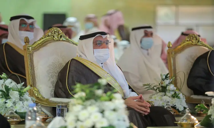 مجموعة الجلوس من الرجال الذين يرغبون في مرتدين الشماغ أو الغترة السعودية مع العقال، بالإضافة إلى البشت السعودي، على كراسي أولية في مدينة الملك عبد الله الطبية التابعة لجامعة القصيم، مع التزامهم بارتداء الكمامات. وزينت المكان حيث الزهراء موضوعة امامهم.