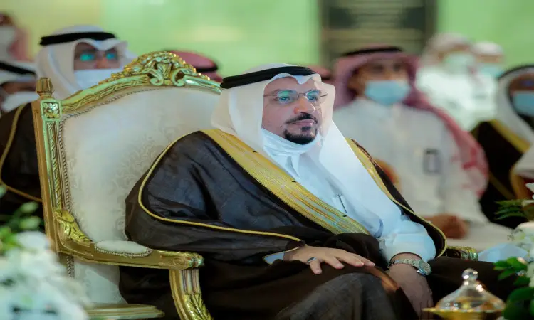 في منطقة القصيم، يجلس رجل مرتدياً البشت السعودي والغترة البيضاء الرجالية مثبتة بالعقال، على كرسي فخم جمع وسط من الحضور الذين يترقبون الشماعات والشماغات أو الغتر والبالسعوديةشوت الرسمية. وقد ظهر عدد من طرقين وهم يضعون الكمامات الطبية ويوعدون بالتعليمات الصحية. تبدو هذه جزءًا من أحداث الانضمام إلى جامعة القصيم أو المدينة الطبية الجامعية.