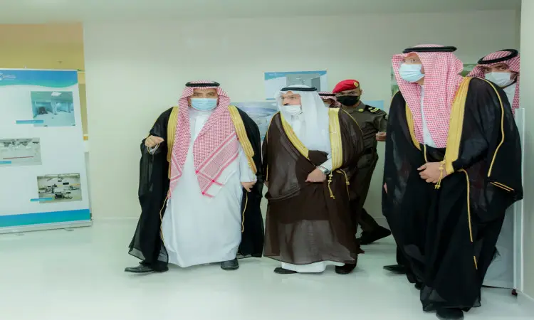 محت مجموعة من الرجال مرتدين شماغاً أو غترة سعودية مع عقال وبشت سعودي داخل مدينة جامعة القصيم الطبية، حيث يظهرون وهم يتحاورون في الرجال. وتلد بشتاً أسود مزداناً بتطريز جميل، ويقف في المنتصف رجل من المحتمل أن يكون صاحب السمو أمير منطقة القصيم. حضورهم خلفهم لوحات تعريفية لحضور اللقاء الرسمي بالموقع.
