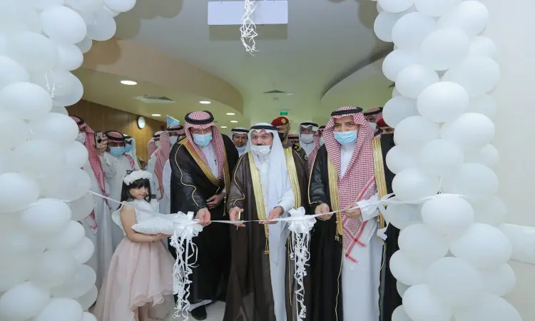 شارك مجموعة من الرجال تحت الغترة والشماغ والعقال والبشت السعودي، مع أكمام الكمامات الطبية، في مراسم قص الشريط إيذانًا بافتتاح المدينة الرياضية في القصيم، وذلك وسط عمانية زينتها البالونات البيضاء. وقد توقف جزء منهم عن ارتداء الزي الأبيض وتحمل الوسادة بما في ذلك ما يليق بالرسم الرسمي.