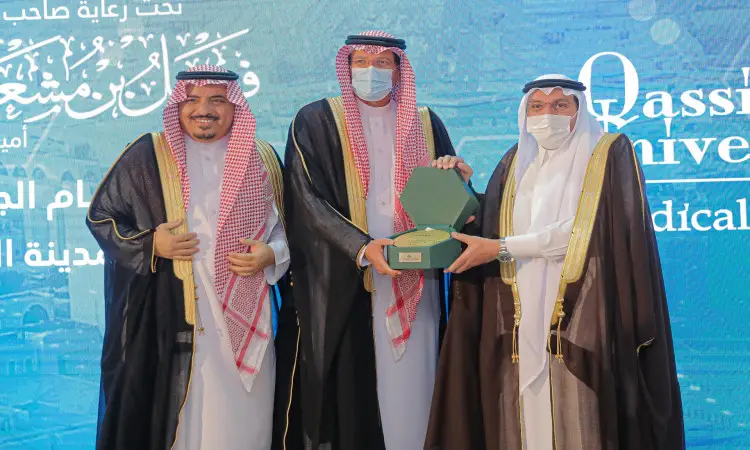 التهم ثلاثة رجال الزي السعودي الرسمي على المنصة في جامعة القصيم، حيث يظهرون وهم يحتفلون بالغترة أو الشماغ والعقال، بالإضافة إلى البشت السعودي. يتوسطهم أحد الرجال ممسكًا بصندوق أخضر، بينما يوجد الرجل الموجود على يمن، والذي يرتدي وكما نظارة طبية، بتسليم وجد له. وفي عزف الكتب باللغتين العربية والإنجليزية.