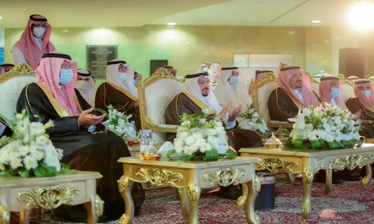 يجلس عدد من رجال مرتدين الغترة أو الشماغ السعودي مع العقال والبشت السعودي على كراسٍ فخمة، ويحيط بهم تنسيق الزهور من البيضاء، وذلك في إحدى الفعاليات الرسمية المقامة في رحاب جامعة القصيم أو في أحد الأقسام الطبية المتخصصة التابعة لها.