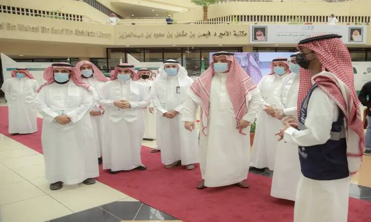 A number of men wearing the Saudi Ghutra, Eqal, Shamakh and Basht were seen on the red carpet at the university in Aden, engaged in a formal conversation inside a popular headquarters.