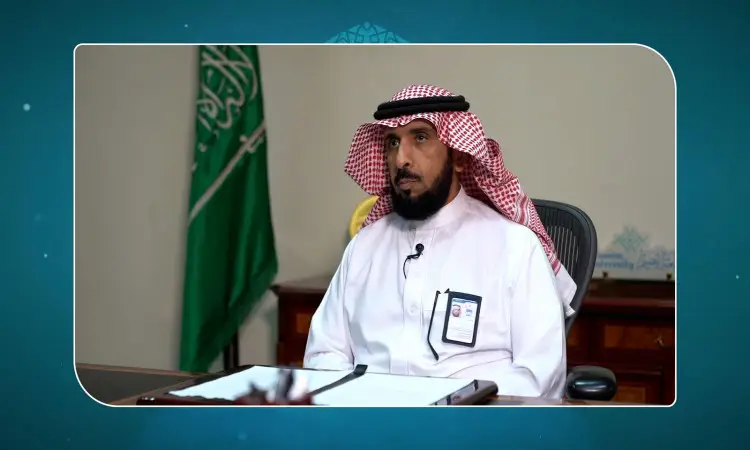 يرتدي رجل حديث سعودي، والغترة السعودية مع عقال فوق الشماغ، على مكتب أمامه مفكرة وقلم، يدرس ربما للمشاركة في مؤتمر يتناول الدراسات أو تفسير النص القرآني. فترة صلاحية البطاقة التعريفية، الشرب خلفه راية المملكة العربية السعودية. يأتي ذلك في إطار فعالية تعقدها جامعة القصيم.