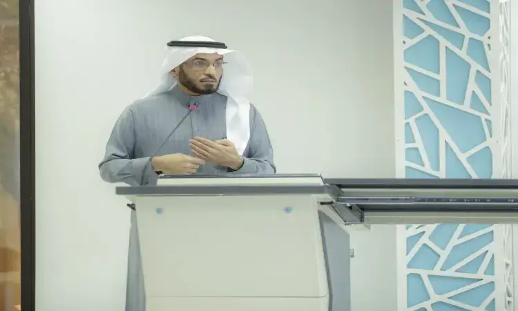 رجل أتال مرتدياً موضوعاً رمادياً وبشتاً سعودياً، وقد وضع غترةً سعودية وقالاً على نيويورك، خلف منصة الخطابة المتقنة في ورشة عمل حول فعالية الاستثمار. لاحتوائه على تصميمات هندسية واسعة النطاق الأبيض الشامل، بما في ذلك نسجم مع الطابعة الوطنية الرسمية لجامعة القصيم.