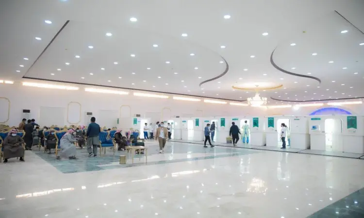 قاعة الممضيات في جامعة القصيم، يجلس فيها الحضور على الكراسي إلى جانب عدد من الأركان المقامة بمحاذاة الجدار. لأن التنظيم المبدع للفعالية، حيث حضر بعض المشاركين الغترة السعودية مع العقال أو الشماغ السعودي أو البشت السعودي التقليدي، فيما يتنقل بين الأركان أو يتحملون دورهم ضمن ما قوافل طب الأسنان بمركز قبة.