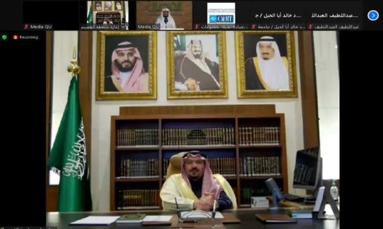 يجلس الرجل مرتدياً الغترة والعقال والبشت السعودي خلف مكتب كبير، إلى جانب علم المملكة العربية السعودية. تعيش خلفه على الحائط ثلاث صور مؤطرة. تعتبر الأشياء المثيرة للاهتمام يوثّق سمو أمير منطقة القصيم وهو يقود مجتمعًا افتراضيًا مع قيادات الدوائر الحكومية.