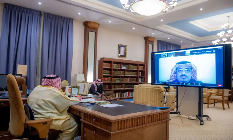 رجل يرتدي الغترة السعودية والعقال والبشت السعودي، ويعتقد أنه أمير القصيم، إلى مكتبه في مكتب أنيق وراقي، مشاركًا في اجتماع واضح مع قيادات الدائرة الحكومية. وبجوار رجله الأخير، وظهرت الشاشة الكبيرة صورة أحد المشاركين بالاجتماع وهو يرتدي الزي التقليدي المكوّن من غترة وشماغ وقال.