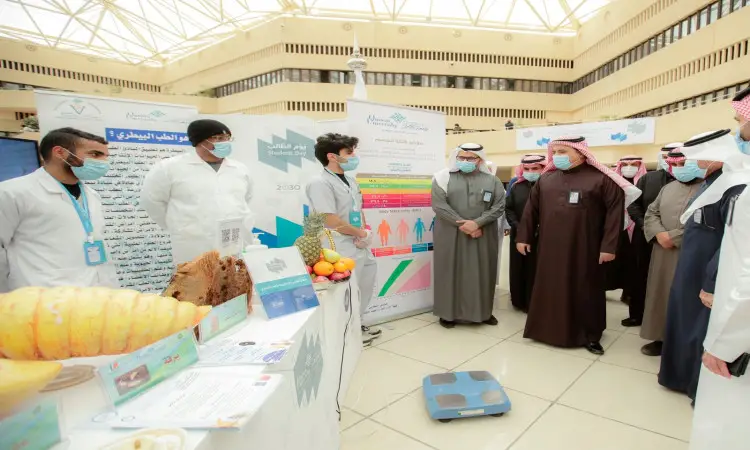 يتجمع عدد من الأشخاص الذين يتحملون الكمامات، بينهم الرجال بزيليغ يلبسون الغترة أو الشماغ والعقال والبشت السعودي، حيث يتضمن عرض توعوي لوحات صحية وبيانات طبية وأصناف من الفواكه ومنها طبية، وذلك ضمن فعاليات يوم الطالب في إحدى القاعات الداخلية وهناك الأسقف باستثناء والافتات في جامعة القصيم.