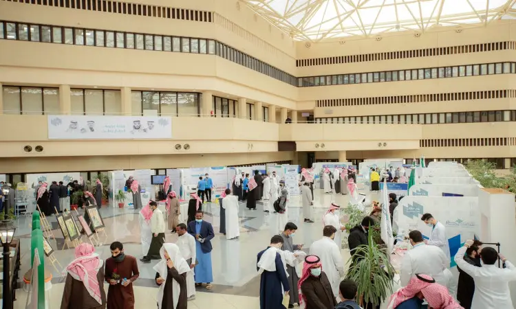 يحتضن بهو داخلي فعاليات واسعة يوم الطالب، حيث يتوافد عدد كبير من المشاركين الذين يتجولون ويتبادلون الأحاديث ويطّلعون على العروضات. ويرتدي إلى الحضور الغترة أو الشماغ والقائل مع البشت السعودي، بما في ذلك الطابعة الفعلية للمملكة العربية السعودية. وتنتشر أجنحة ولوحات تعريفية تابعة للأندية الطلابية على النافذة الممتدة ولكن تحت زجاجي زجاجي، في مشهد رسمي يتابع في القصيم ومكانتها الأكاديمية.