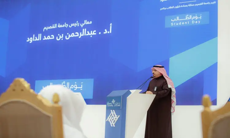 وقف رئيس جامعة القصيم على المنصة مرتديًا غترة سعودية مع مقال وبشت سعودي رسمي، الشهير، خلال جلسات الفعاليات. وظهر خلفه شاشة زرقاء كبيرة تحمل نصوصًا باللغة العربية، من بالإضافة إلى "يوم الطالب" و"الأندية الهندية".