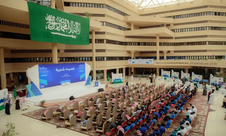 يمكن أن تكون فعالة بشكل كبير في إحدى القاعات الداخلية حيث أنها متعددة الاستخدامات، وربما تكون مخصصة لذلك عند الطالب. يجلس عدد كبير من الحضور في المكان الذي يريد فيه الجلوس في المنصة التي تتزي مجرد بلافتات زرقاء. يعلو علم القاعة المملكة العربية السعودية بحجمه الكبير، تعبيراً عن روح الانتماء الوطني. ويمكن ملاحظة وجود رئيس جامعة القصيم ضمن الحضور، وبينهم شخصيات الشخصيات الغتيرة أو الشماغ والعقال، بالإضافة إلى البشت السعودي الذي يعكس هوية المجتمع على تقاليده الأصيلة في المحافل الأكاديمية.