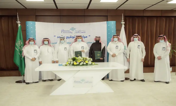 ولهذا السبب اضطر الرجال إلى الثياب البيضاء، وقد اعتمر الجميع الغتة السعودية أو الشماغ والعقال، فيما ارتدى أحد البشت السعودي، خلف طاولة زينة وانضمت الزهور والوثائق للرجال. اختيار صورة الحضور الجماعية أثناء التوقيع الرسمي لاتفاقية التشغيل والصيانة، للحفاظ على أعلام المملكة العربية السعودية وجامعة القصيم، ما يعكس الطابعة الوطنية والمراسم الرسمية لهذا الحدث المرموق.