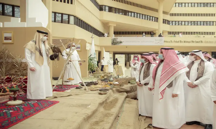 جمع عدد كبير من رجال مرتدين الغترة أو الشماغ السعودي مع العقال والبشت السعودي في معرض تاريخ الدولة السعودية في القصيم، حيث اطلعوا على العرض الثقافي الذي يضم قطعا المساهمةية والمنسوجات والأطعمة التقليدية، وذلك مقدمة بالثوب الأبيض إلى جانب جناح المعرض، وذلك ضمن فعاليات يوم التأسيس.