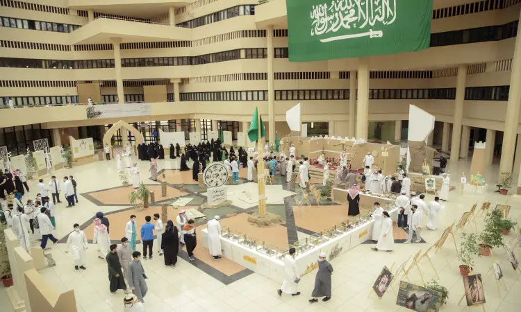 تشهد حضوراً داخلياً من الزوار وهم يتجولون بين الأجنحة في قاعة رحبة تزينها ديكورات السعودية الأصيلة. ويعلو المكان علم المملكة العربية السعودية، بينما يستضيف الضيوف الغترة أو الشماغ مع العقال والبشت السعودي احتفاءً بيوم التأسيس واستعراضاً لتاريخ الدولة السعودية عبر مجموعة من العروضات الثرية.