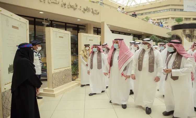 مجموعة من رجال الغترة أو الشماغ والعقال والبشت السعودي، بالإضافة إلى داخل الكمامات، يتجولون أحد المعارضين في أروقة جامعة القصيم، متابعين لوحات تعريفية تسلط الضوء على تاريخ الدولة السعودية. وترتدي ملابس بيضاء ونقابية دون منهم من خلال هذه الفعالية الرسمية الخاصة بالشركة الخاصة بيوم.