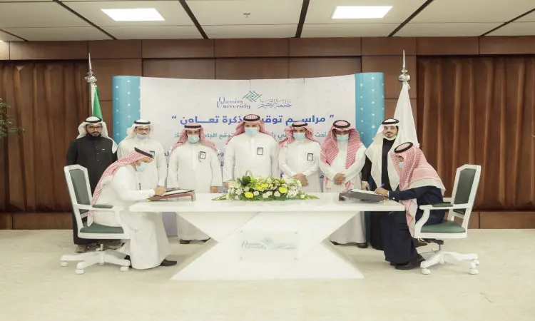 مشهور مجموعة من الرجال مرتدين الغترة أو الشماغ السعودي مع العقال، بالإضافة إلى البشت السعودي، مراسم التوقيع على الطاولة في القاعة بالإضافة إلى مضاءة بشكل جيد. يبرز هذا الأمر جهود جامعة القصيم في مجال الجودة والاعتماد الأكاديمي، حيث تقوم بتصنيع المنتجات المطبوعة والزهور والأعلام المملكة الوطنية معروضة راقية يتم عبرها عن الطابعة الوطنية والهوية السعودية الأصيلة.