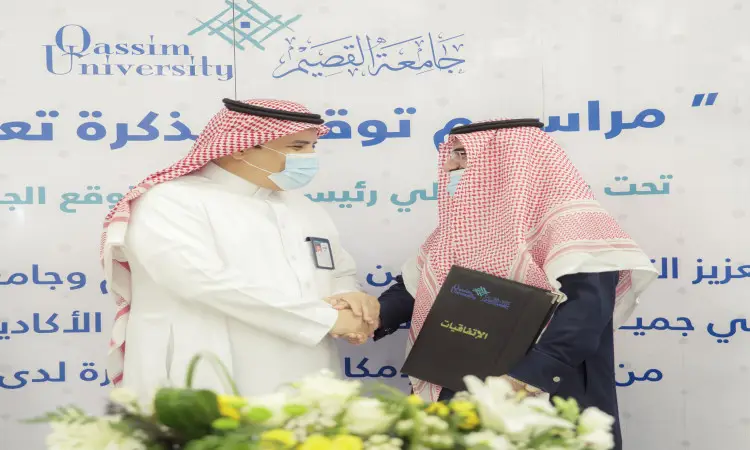 يتصافحان يرتديان الثياب التقليدية السعودية – الغترة أو الشماغ مع العقال، والبشت السعودي – خلال العادة. بكلمات محددة مصطلح "اتفاقية". التوجه نحو نص عربي وشعار جامعة القصيم، مع إبراز عبارتي "الاعتماد الأكاديمي" و"الجودة". خذ باقات من الزهور في خطوة خطوة.