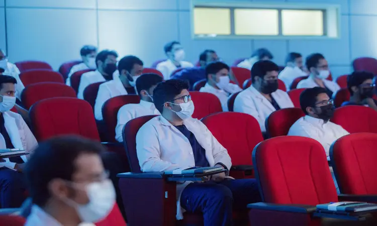 طلابُ الطبّ من الجامعة تأخر المعاطف البيضاء، وتكمّل أناقتهم الغترة أو الشماغ السعودي مع العقال ستيفان البشت السعودي، و ايسفين على التباعد في قاعة المحاضرات ذات القراءة السرية، منصتين باهتمام ترفيهي ضمن فعاليات دورة العملاق التاسع.
